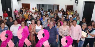 Entregan apoyos para mujeres con cáncer de mama y cérvicouterino