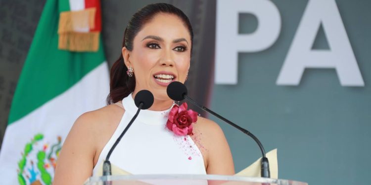 Las acciones de gobierno honran con hechos la Constitución de 1814: Fanny Arreola Pichardo, pronunció durante el acto cívico