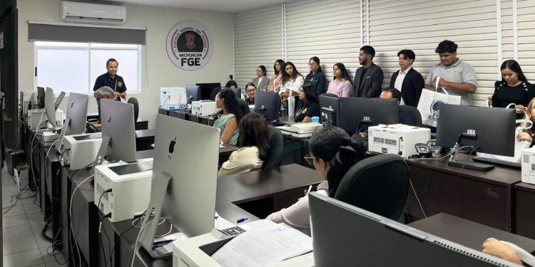 Fiscalía General lleva a cabo una jornada de vinculación académica con estudiantes de la UVAQ