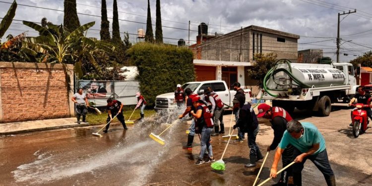 Encabeza Barragán jornada de limpieza y fumigación en colonias afectadas por el desfogue de Cointzio