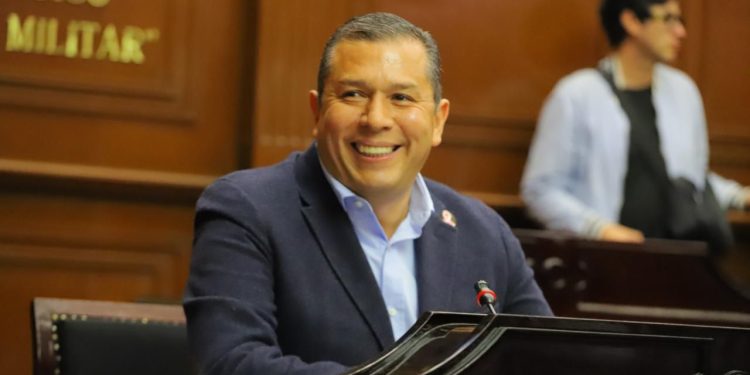 El nombre de AMLO en letras de oro en el Congreso del Estado, propone Barragán