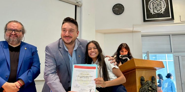 Alumna del Cecytem integra delegación estatal que competirá en Olimpiada de Física