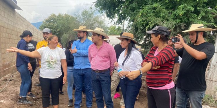 Representantes Populares del PRD entregan víveres y enseres a familias damnificadas en Huetamo