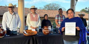 Premian las mejores piezas de alfarería de Patamban