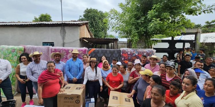 El nuevo PRD humano y solidario, entrega en Huetamo víveres a damnificados por Huracán John