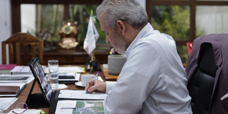 Bedolla participa en reunión virtual con Sheinbaum por huracán John