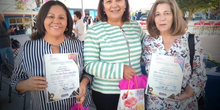 A la Maestra con Cariño, Un Homenaje a la Trayectoria Docente: Licenciada Lilia Barrera