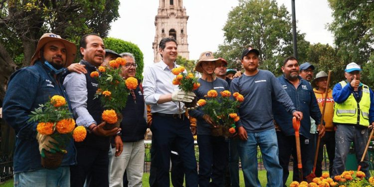 Con miles de flores de cempasúchil ayuntamiento adorna las plazas públicas