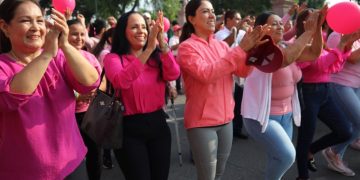 Con una emotiva marcha y conferencia conmemoran  Día contra el Cáncer de Mama