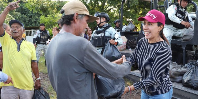 Continúa la entrega de víveres y restablecimoento de la energia electrica en zona rural de Apatzingán