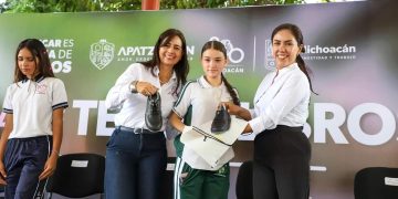 Entregan de tenis y libros a los estudiantes de Apatzingán en acto encabezado por Fanny Arreola Pichardo y Gaby Molina
