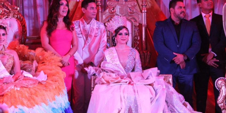 Coronan a Linda I Reina Octubrina en Apatzingán