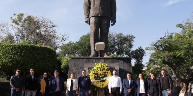 Octavio Ocampo monta guardia de honor en conmemoración del 54 aniversario luctuoso del general Lázaro Cárdenas del Río