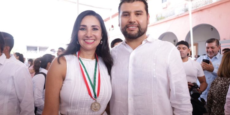 Octavio Ocampo reconoce aportes de Alma Bahena Villalobos tras recibir la Presea “Constitución de 1814”