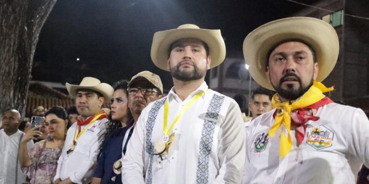 Octavio Ocampo participa en la recepción de la Trigésima Cabalgata «Morelos» en Carácuaro, conmemorando el 214 Aniversario del Nombramiento Militar de José María Morelos y Pavón