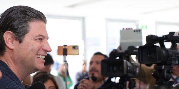 Urge Alfonso Martínez a detractores a ponerse a trabajar