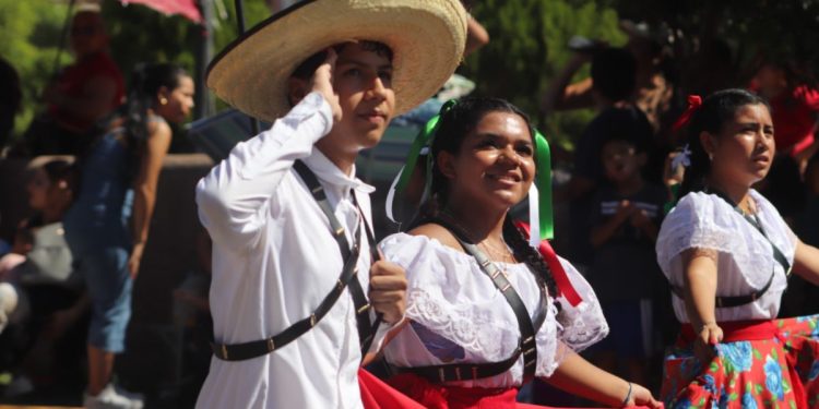 Con gran participación  se desarrolló  el  desfile revolucionario en Apatzingán