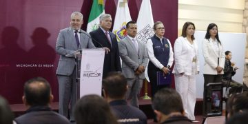 Firma Bedolla iniciativa de reforma constitucional para la UMSNH