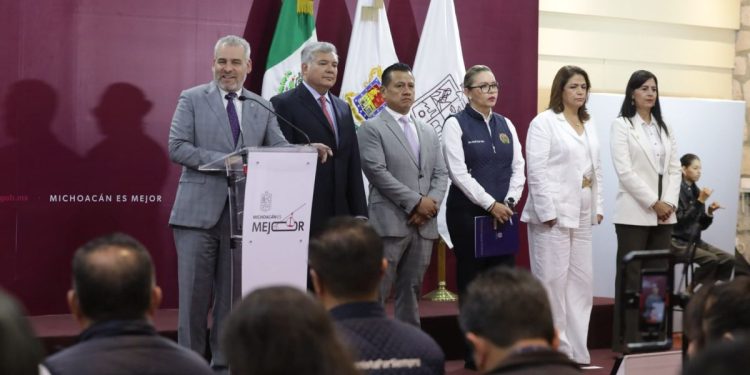 Firma Bedolla iniciativa de reforma constitucional para la UMSNH