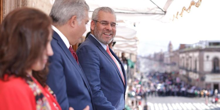 Asiste Bedolla al desfile por el 114 Aniversario del Inicio de la Revolución Mexicana