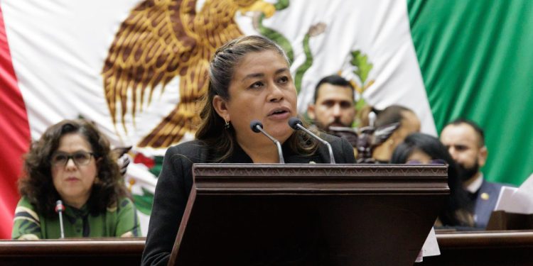 Busca Belinda Iturbide defender a ciudadanos de los cobros excesivos de la CFE