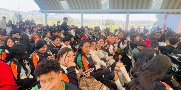 Estudiantes del Cecytem aprenden primeros auxilios emocionales