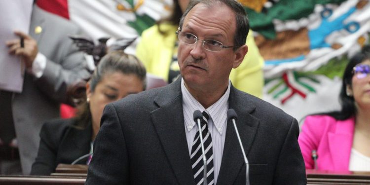 Consolidar el ciclo de uso y desecho de paneles solares, propone diputado David Martínez