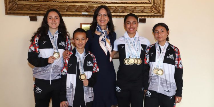 Destaca contingente educativo en desfile por el aniversario de la Revolución Mexicana