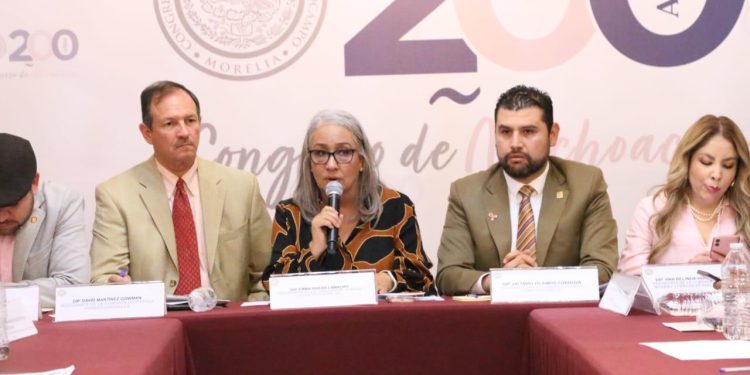 Emma Rivera, al dialogar con la comunidad universitaria, asevera que hay “compromiso con todas las voces”