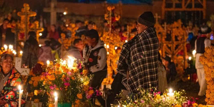 Escuelas de zona Lacustre preservan tradición de Noche de Muertos: SEE