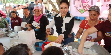 Fanny Arreola Pichardo convive con familias en el marco del día de los fieles difuntos en Apatzingán