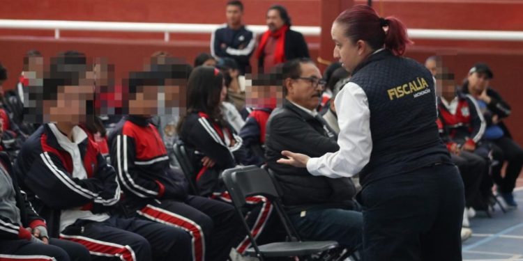 Lleva Fiscalía General charla a estudiantes de secundaria de Quiroga en materia de bullying y drogas