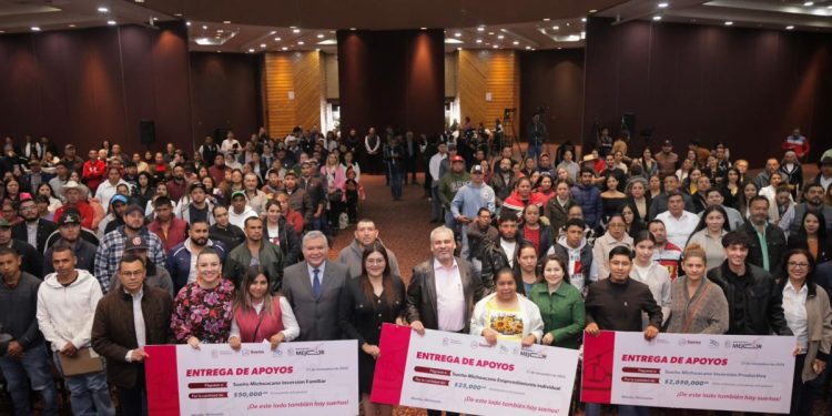 Gobierno de Bedolla comprometido con migrantes; entrega 55 apoyos