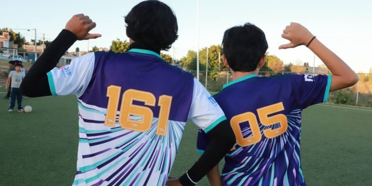 DIF Morelia entrega uniformes a niñas y niños de escuelas de fútbol ‘Estrellas del Mañana’