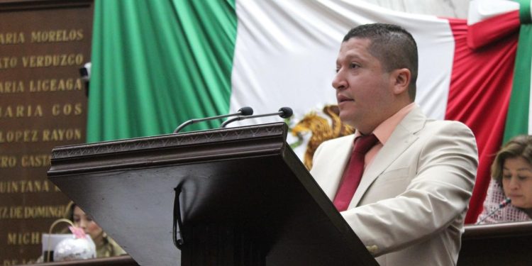 Presenta Vicente Gómez iniciativa para reconocer la labor de las parteras tradicionales en la Ley de Salud