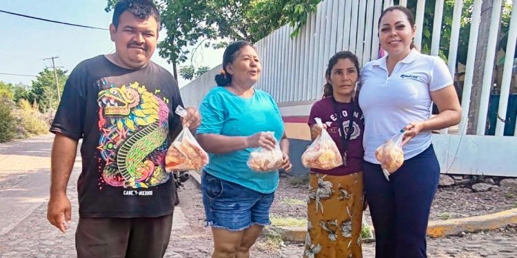 Julisa Farías entrega pollo fresco a mitad de precio a familias de Parácuaro y Apatzingán