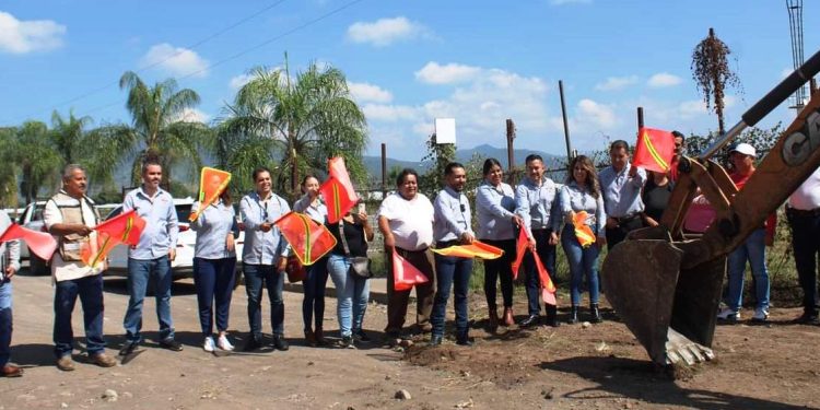 Inician trabajos de pavimentación en acceso al Recinto Ferial de Los Reyes