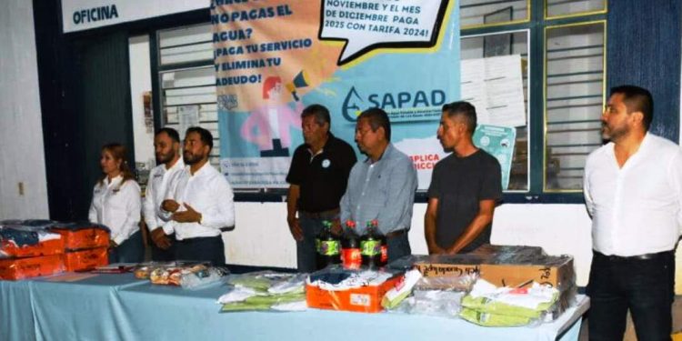 Entregan uniformes y calzado a trabajadores de SAPAD en Los Reyes