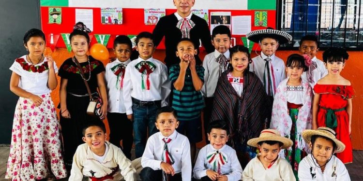 El maestro Gerardo Sánchez transforma la educación con proyecto cultural