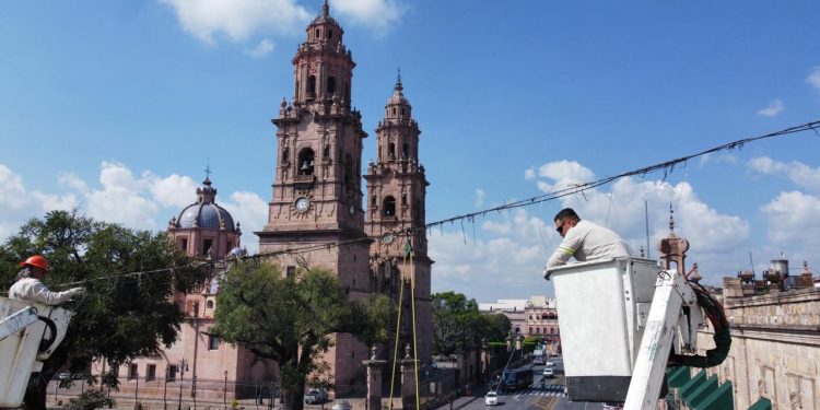Anuncia ayuntamiento cierres viales en av. Madero por instalación de iluminación decembrina