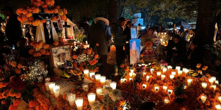 Noche de Muertos en Michoacán cautiva a turistas nacionales y extranjeros
