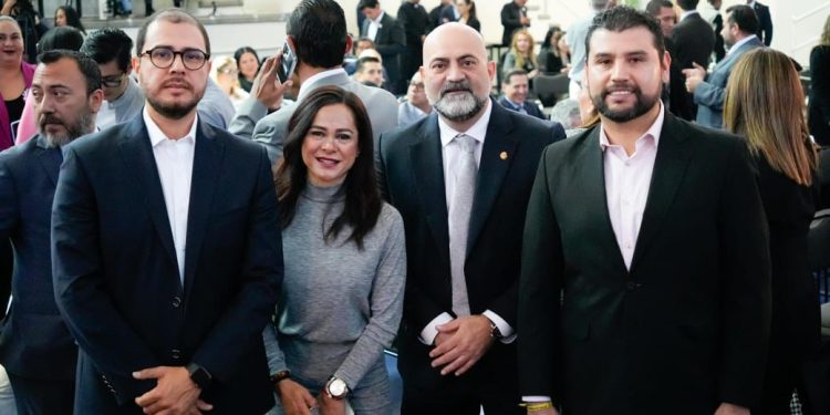 Octavio Ocampo asistió al relevo de la rectoría de la UVAQ