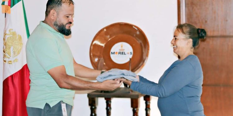 Entrega Conejo Alejos nuevos uniformes al personal de intendencia y recolección de basura de Morelos