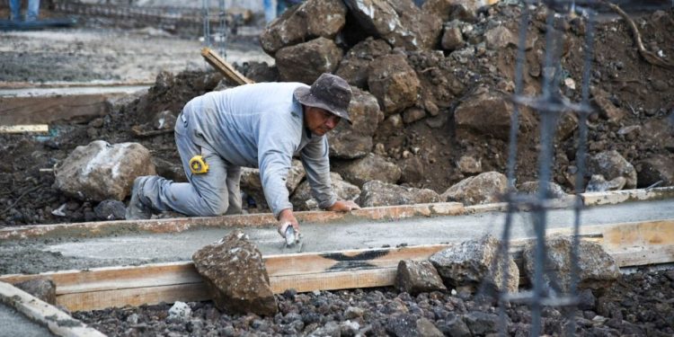 Construcción de escuelas en Villas del Pedregal con 63% de avance: SCOP