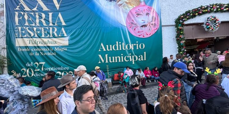 Cientos de turistas arriban a la Feria de la Esfera, en Tlalpujahua