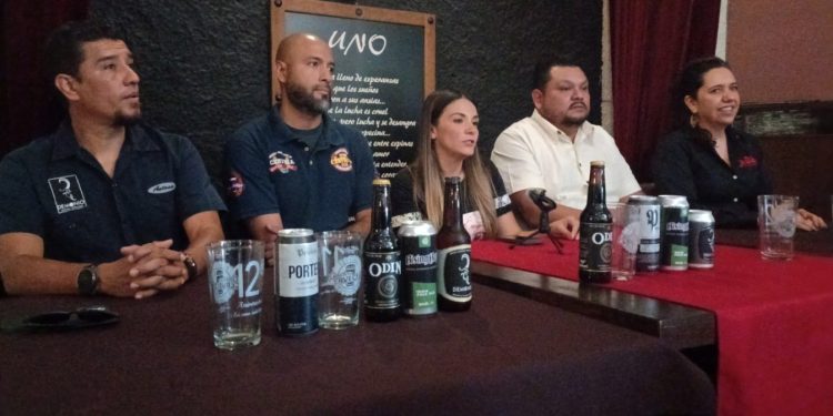 La mejor combinación es, cerveza, comida y música en Uruapan