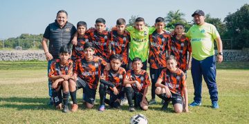 Víctor Manríquez entrega uniformes a deportistas