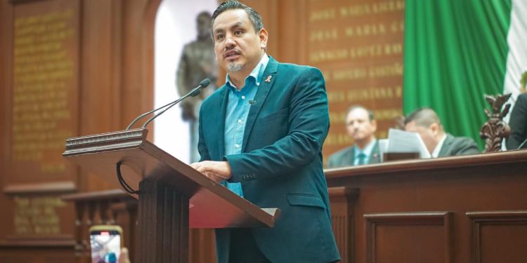 Regular cobro en estacionamientos en Michoacán propone Víctor Manríquez en iniciativa