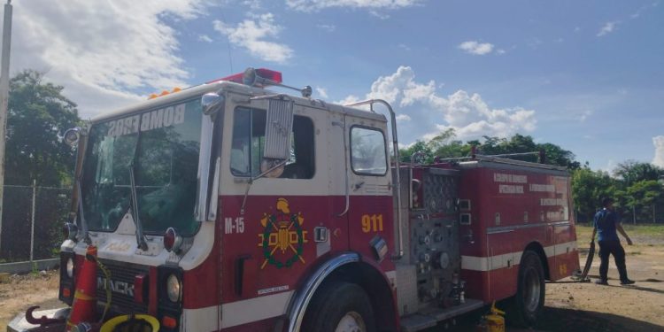 Sin pérdidas humanas tras el incendio en empaque limonero en Apatzingán