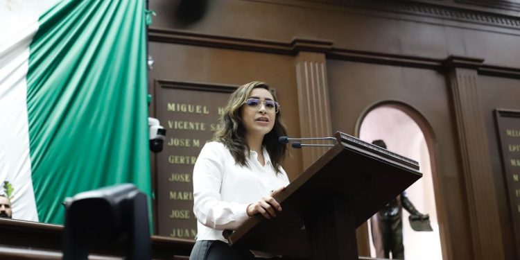 Grecia Aguilar a favor de la defensa de las tradiciones y costumbres de Michoacán